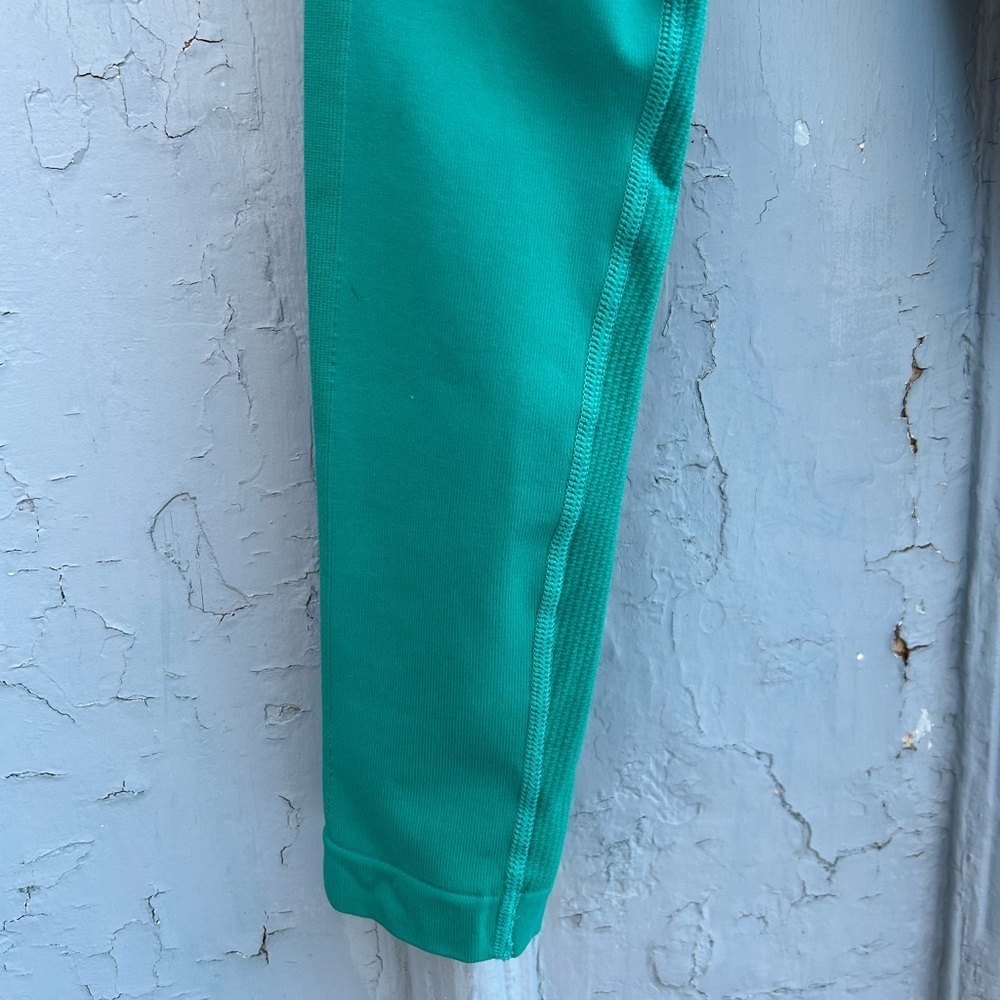 Lululemon Zone In Compression Tight, size 4 - Picture 9 of 9
